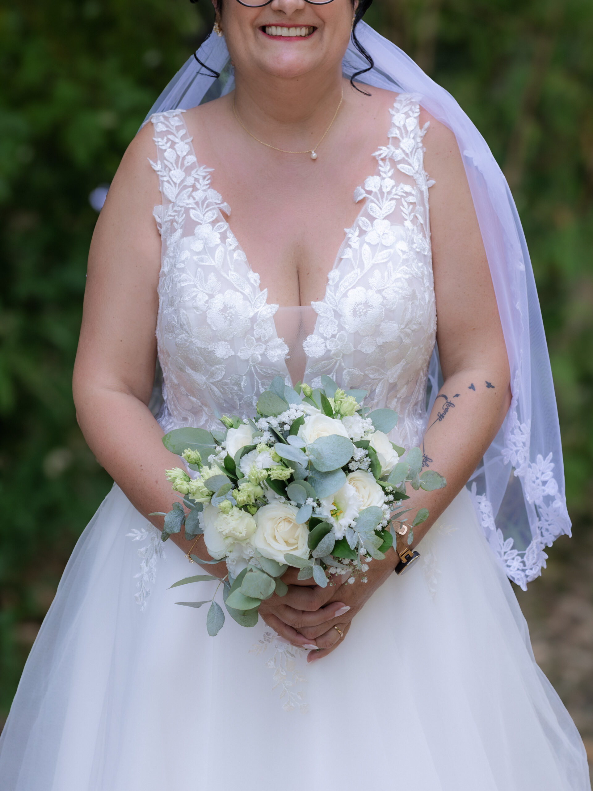 Mariée tenant son bouquet de fleurs