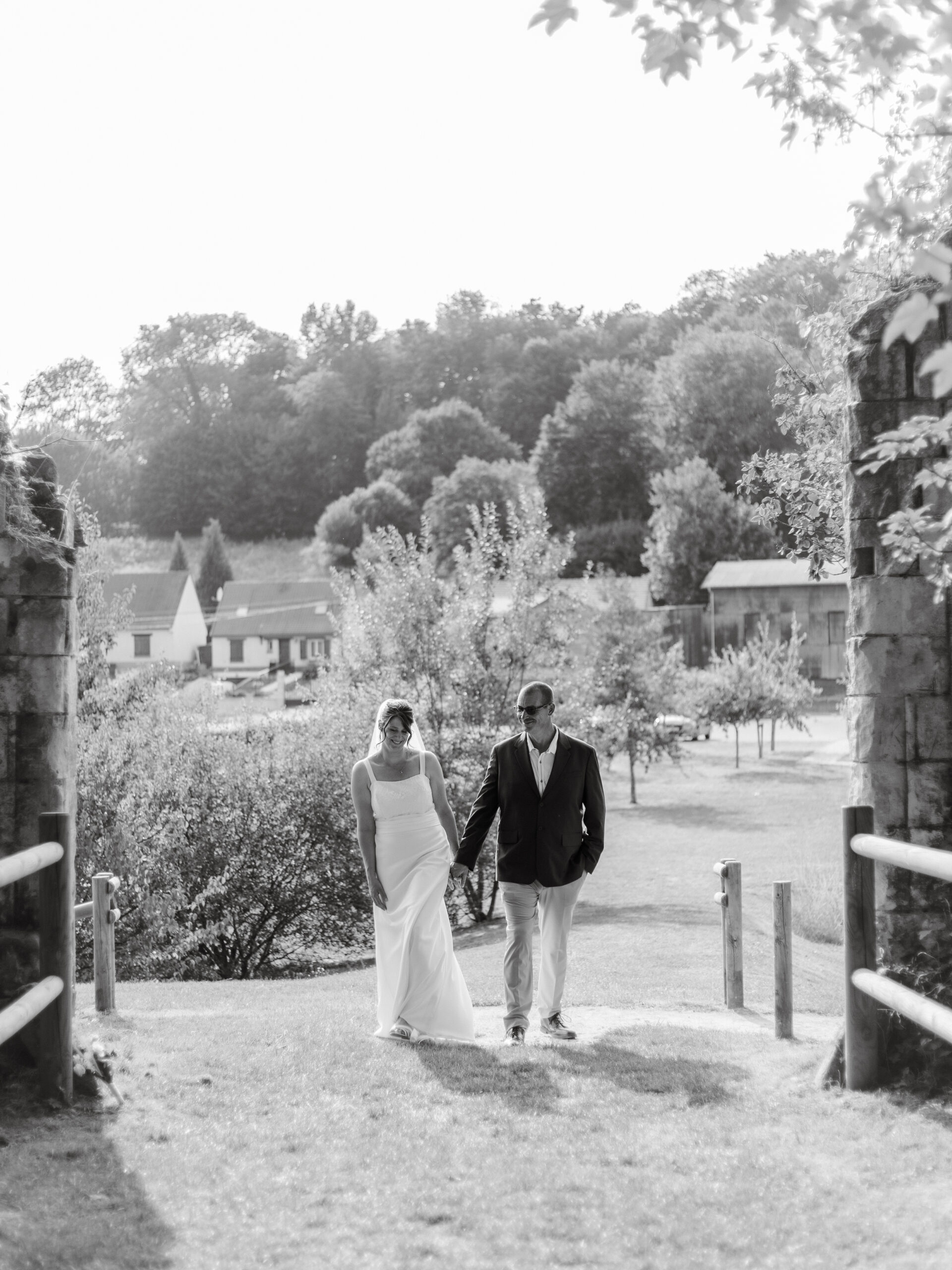 Couple de mariés dans les jardins d'un domaine