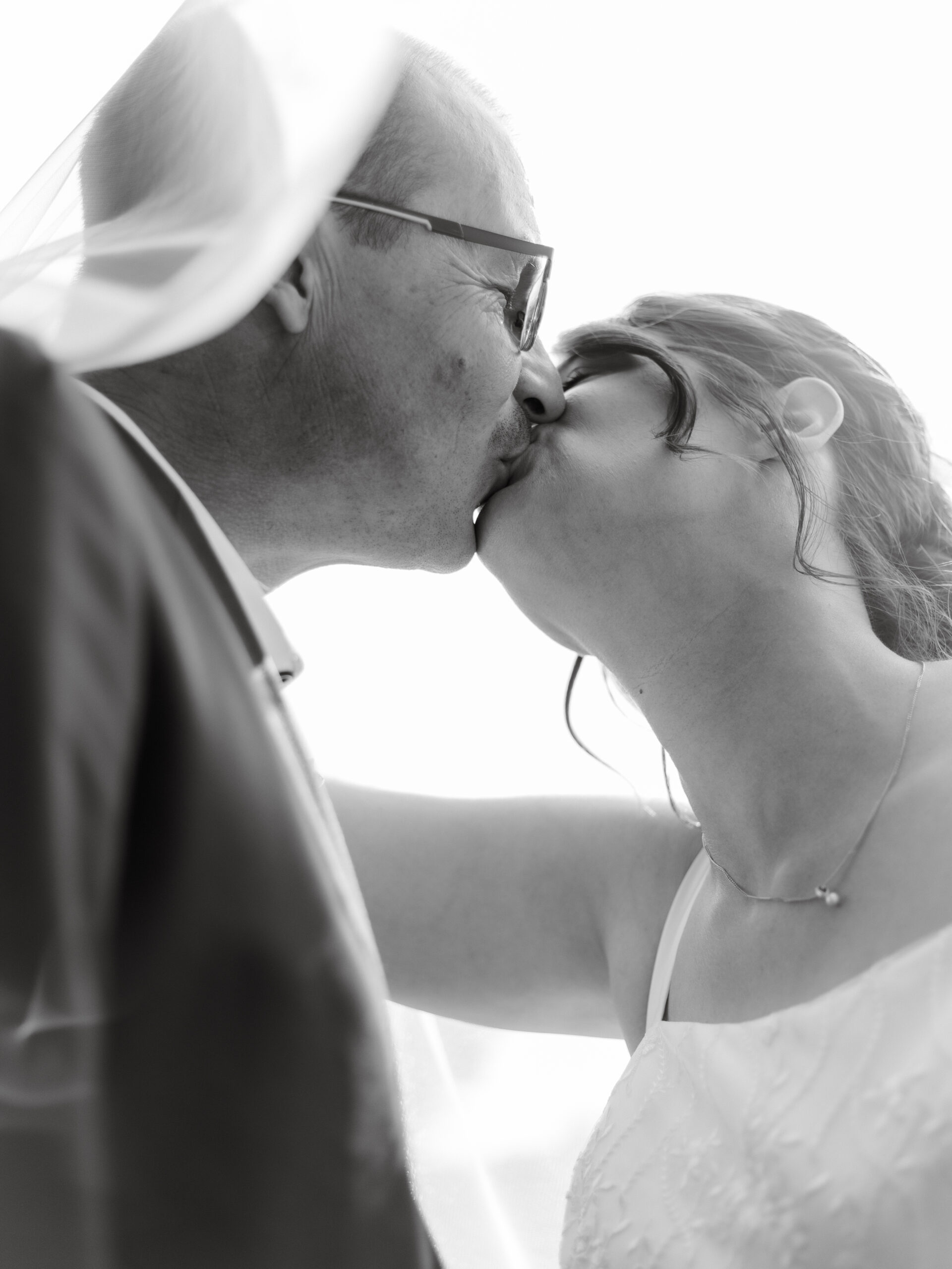 Les mariés s'embrassent lors de leur mariage
