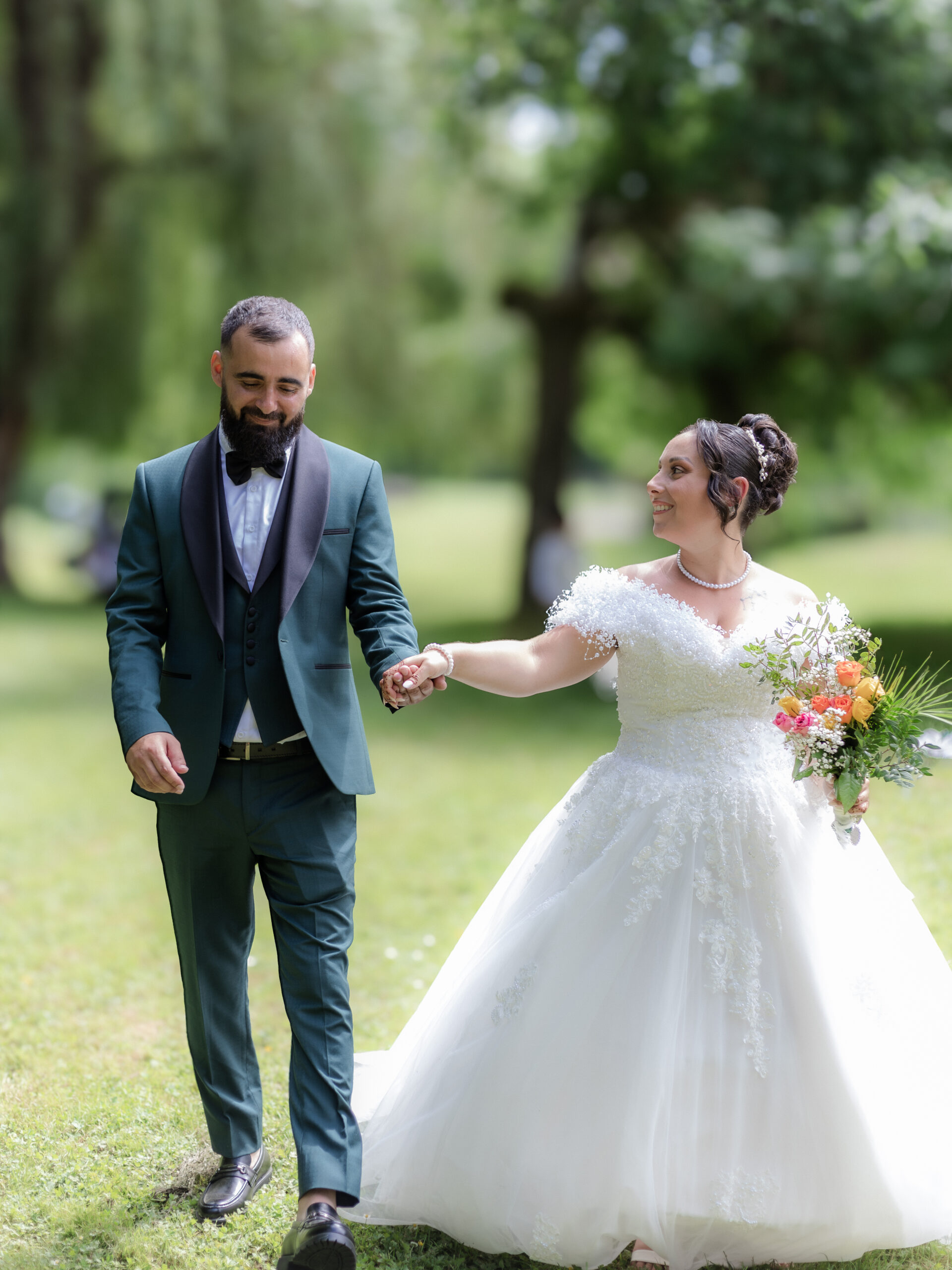 Couple de mariés dans un environnement naturel